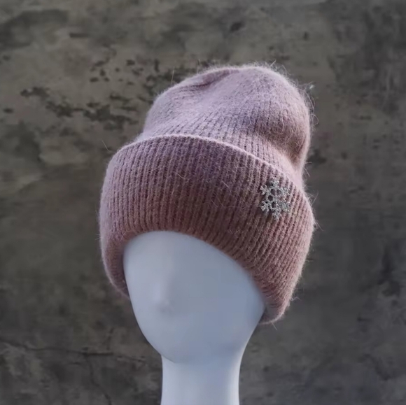 NWT Rabbit Fur Beanie With Snowflake Brooch - Picture 6 of 9